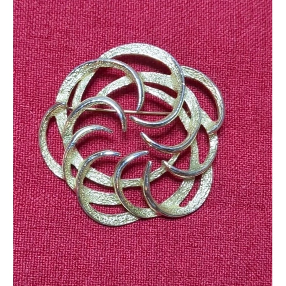 Sarah‎ Coventry Swirl Brooch Gold Tone Signed Pin Vintage 1960s